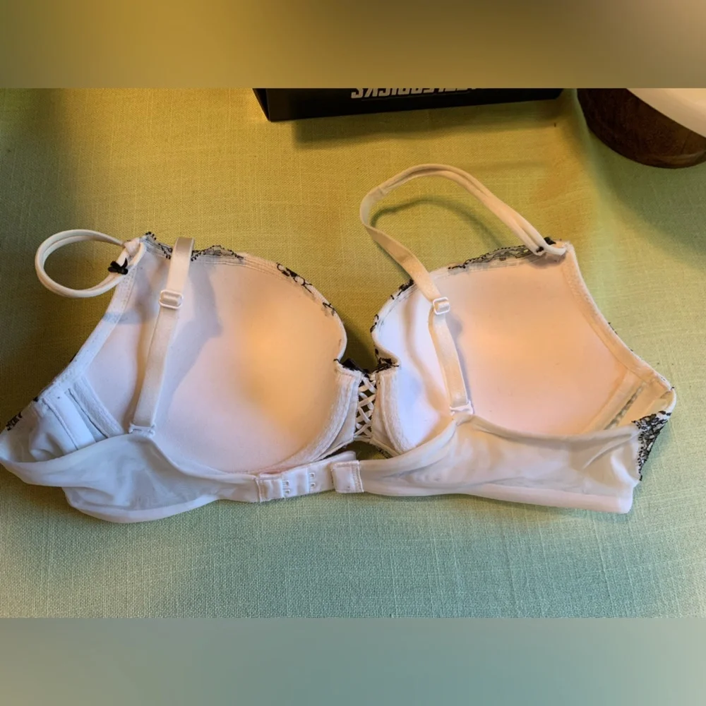 Victoria’s Secret lace push up bra 36B - Picture 2 of 3